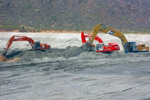 Làm gạch từ tro, xỉ nhiệt điện gặp khó vì chưa có quy chuẩn