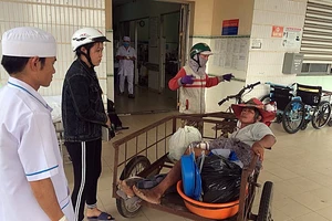 Mượn xe chở khoai mì, cô gái chở cha vượt 70 km đi bệnh viện