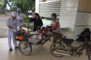 Trao 100 triệu cho người đi cấp cứu bằng xe lôi chở mì