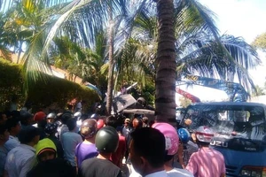 Xe ben lao vào resort tông nhiều xe jeep, đè 1 người đàn ông