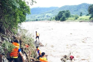 Vượt lũ về nhà, 1 thanh niên bị nước cuốn mất tích