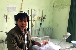 Bé sơ sinh gãy tay, nguy kịch vì bác sĩ đỡ đẻ sai cách