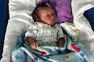 Bé sơ sinh 2 tuần tuổi bị bỏ trước cổng chùa 