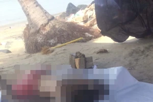 Thi thể người đàn ông bị cột đá ở chân trôi từ biển vào