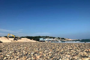 Tự ý xâm hại bãi đá 7 màu, lấn chiếm đất công