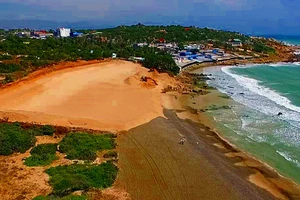 Nguy cơ núi cát cao 10m tiếp tục phủ lấp bãi đá 7 màu