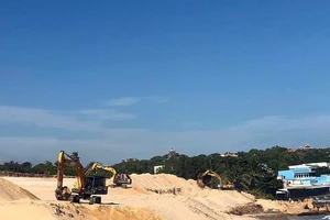 Bãi đá 7 màu bị lấp nằm trong hành lang bảo vệ bờ biển