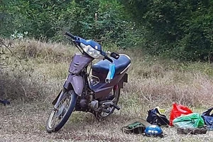 Con trai người chết lõa thể nhận điện thoại bảo 'đi mua hòm'