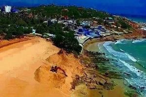 Mời các tiến sĩ 'giải cứu' bãi đá 7 màu