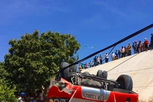 Xe khách lao xuống vực, 1 người chết 5 người bị thương
