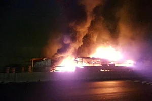 Xe giường nằm cháy rụi trên QL1