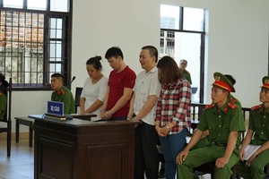 Hai nữ giáo viên bị 4 anh em lừa tiền qua Facebook, Zalo