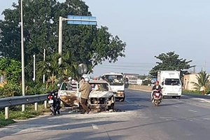 Xe Innova bốc cháy cạnh Trạm BOT Sông Phan