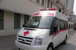 Xe cứu thương bỏ bệnh nhân giữa đường để đi đăng kiểm