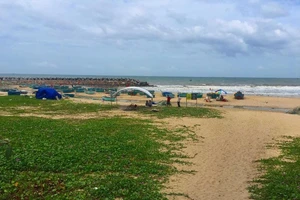 Nhậu xong tắm biển, 2 khách TP.HCM bị sóng cuốn ở Bình Thuận