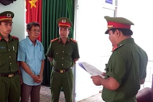 Thầy giáo dạy nhạc dâm ô ba bé gái: Thấy hát hay nên nựng