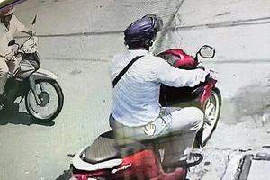 Truy tìm 1 người nói tiếng Trung Quốc chiếm đoạt dây chuyền