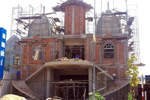 Mảng bê tông đổ sập, hai công nhân nhập viện cấp cứu