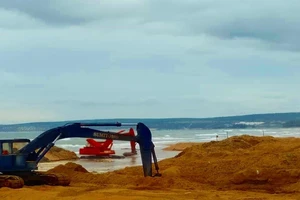 Múc nhiều hố sâu trên bờ biển để khai thác cát ở Bình Thuận