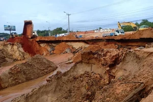 Sạt lở thành hố sâu trên tuyến đường ven biển ở Bình Thuận