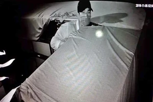 Camera ghi cận mặt kẻ trộm gom 200 cây vàng trong đêm