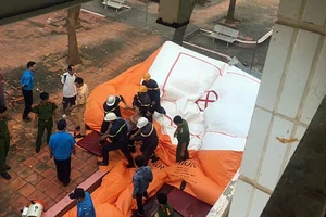 Bơm phao cứu hộ 'hứng' bệnh nhân nhảy lầu tự tử