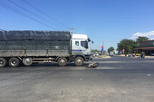 Bị truy đuổi, kẻ trộm bị xe tải tông trúng