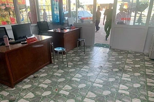 Văn phòng công chứng liên tục bị ném đá, tạt mắm tôm