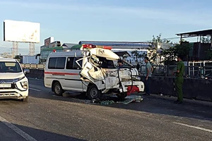 Xe cứu thương trại giam gặp tai nạn, 3 người bị thương