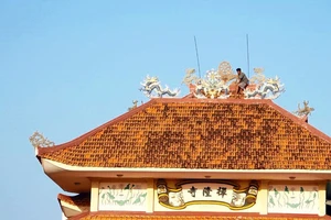 Thanh niên nghi ngáo đá leo lên nóc chùa cố thủ nhiều giờ