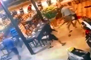 Điều tra về clip 8 thanh niên hành hung 1 cô gái