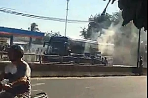 Xe giường nằm bốc cháy khi chạy đến trước cây xăng 