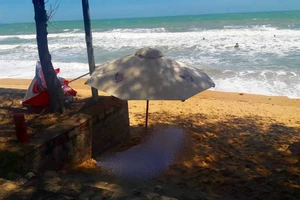 Du khách nước ngoài đang đi dạo biển thì ngã xuống tử vong 