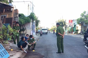 Xông vào nhà truy sát, thanh niên bị chủ nhà chém chết