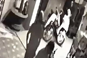 Khởi tố kẻ đâm trọng thương chủ quán karaoke Thế kỷ 21