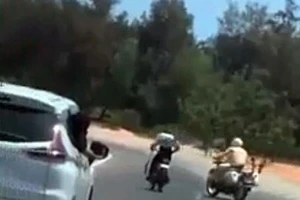 Cầm đại đao lạng lách với CSGT như phim