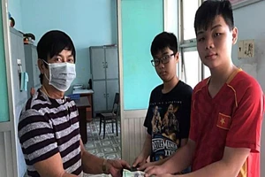 Khen thưởng 2 HS trả chiếc bóp có 30 triệu cho người đánh rơi