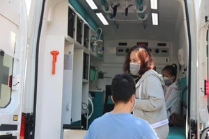 Bệnh nhân chữa khỏi COVID-19 xin ở lại bệnh viện với con trai