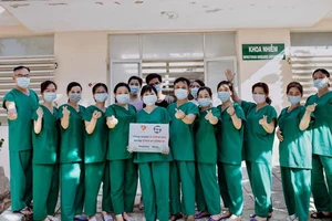 Y bác sĩ bật khóc khi bệnh nhân cuối cùng âm tính với COVID-19