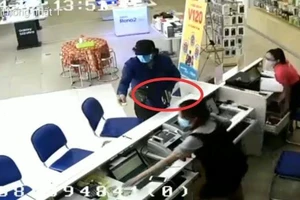 Clip ghi cảnh người nước ngoài 'ảo thuật' lấy tiền 1 cửa hàng