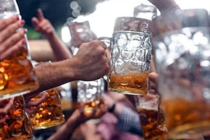 Lãnh đạo xã tập trung ăn nhậu mùa COVID-19 bị bắt quả tang