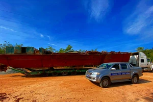 Bắt giữ xe 'siêu khủng' vượt qua nhiều chốt giao thông