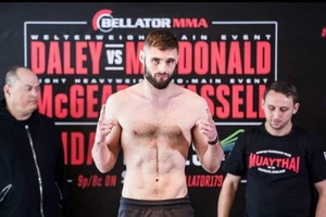 Võ sĩ MMA nổi tiếng tặng thiết bị phòng, chống COVID-19