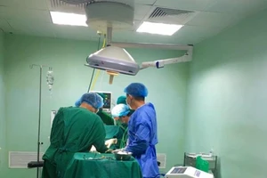  Lấy ra búi tóc gần nửa kg trong bụng bệnh nhi 10 tuổi