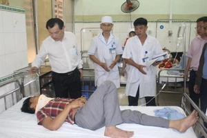 Lãnh đạo Bình Thuận vào bệnh viện thăm hỏi nạn nhân vụ tai nạn