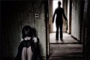 Xem camera, người mẹ phát hiện con gái bị dâm ô tại nhà