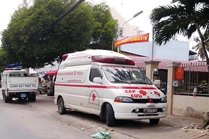 Xe cấp cứu hú còi đòi nợ, cả chung cư tưởng bị cách ly