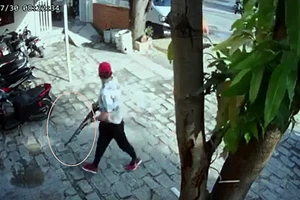 Đánh chủ resort bằng báng súng rồi lên xe BMW thoát đi