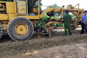 Xe ủi đất chạy lùi cuốn 2 mẹ con vào gầm