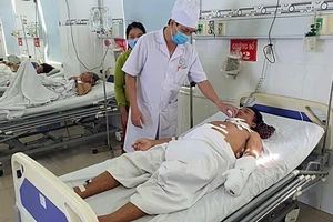 Đang đứng mua bánh mì thì bị cắt vào vùng cổ